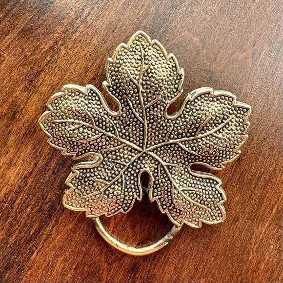 Set of 2 vintage scarf clips maple leaf and faux pearl cabochon - Picture 3 of 6